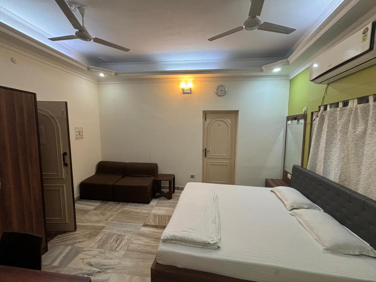 Om Sai Villa Guesthouse Kolkata Bagian luar foto