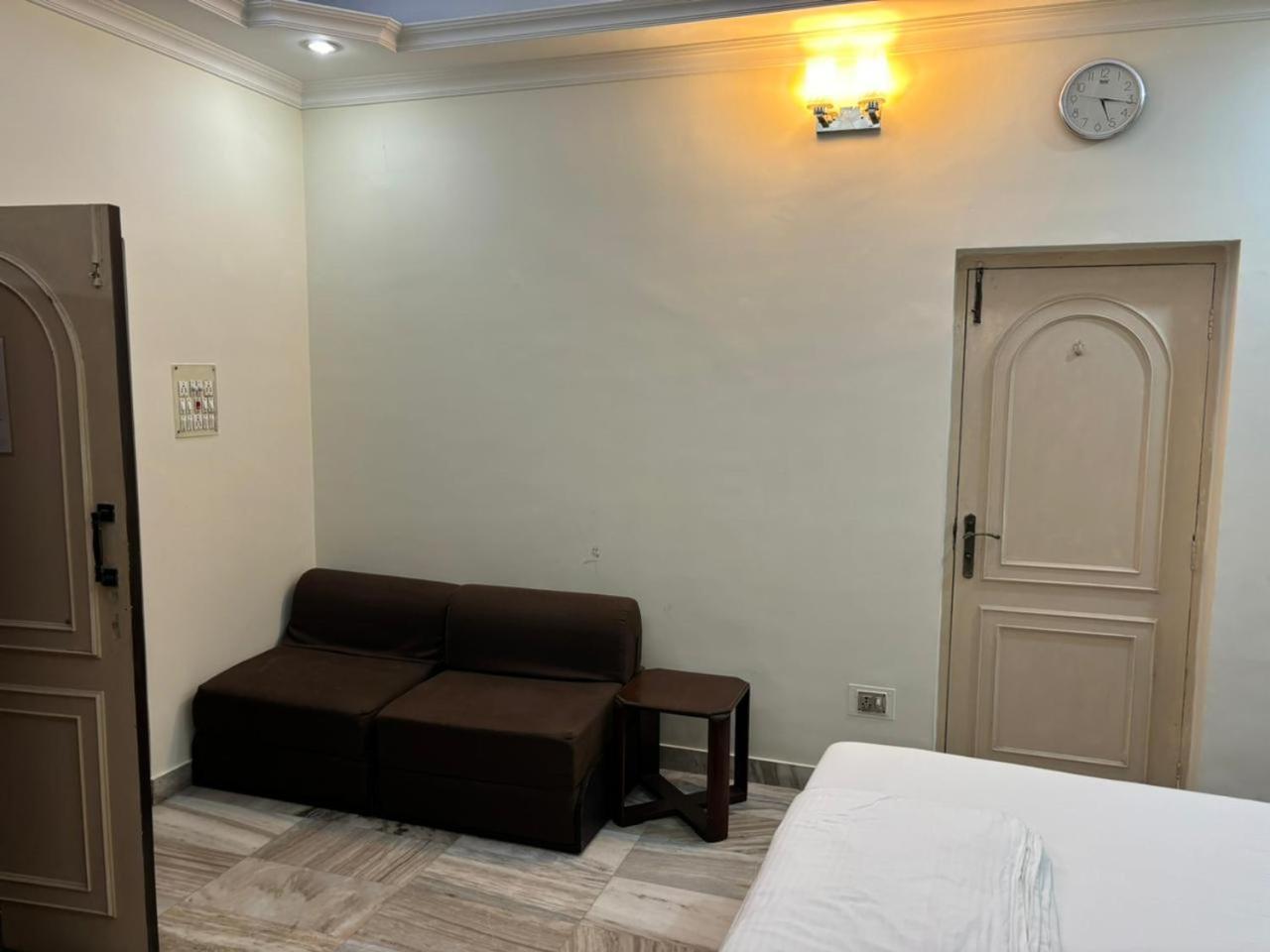 Om Sai Villa Guesthouse Kolkata Bagian luar foto
