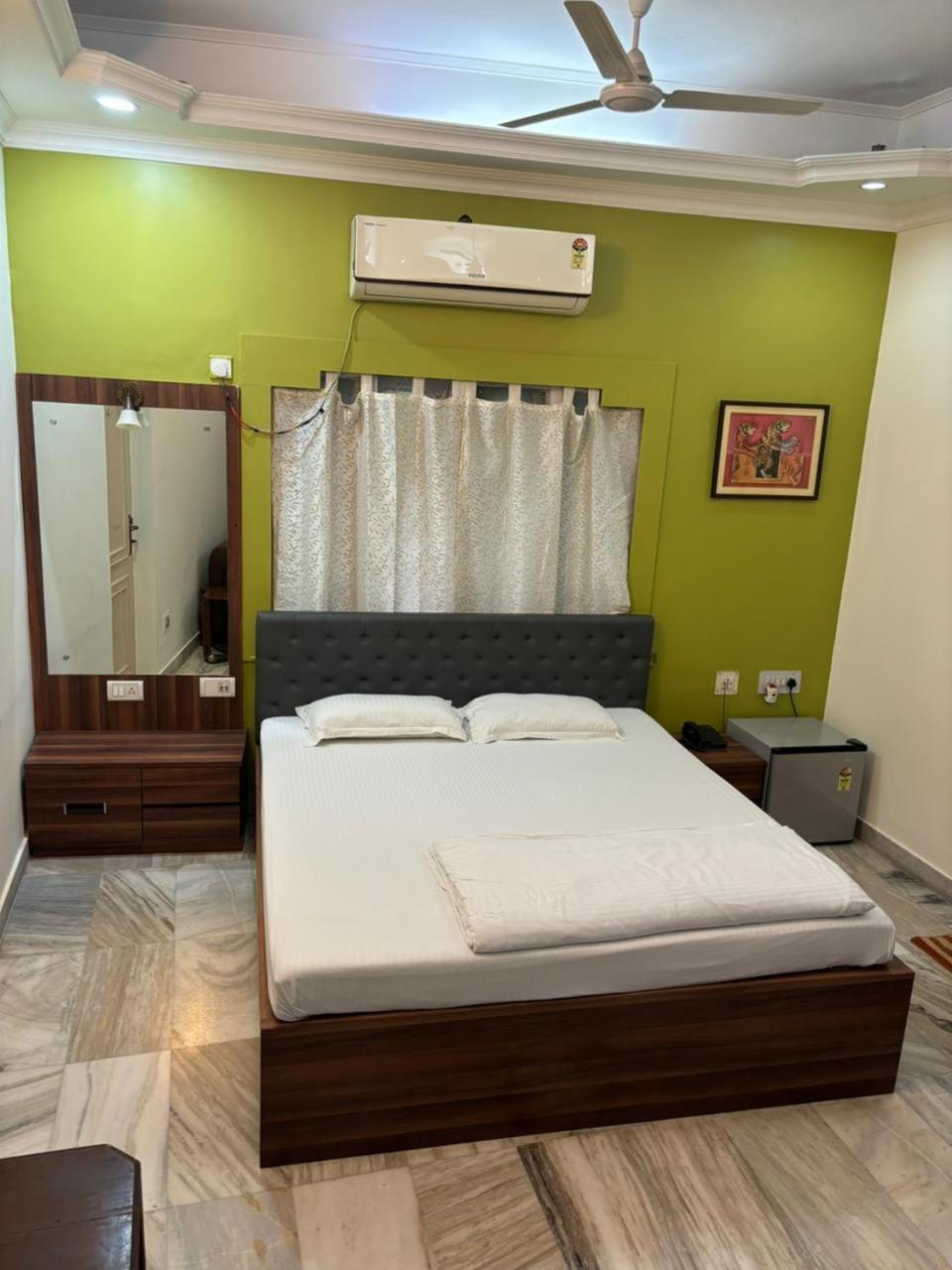 Om Sai Villa Guesthouse Kolkata Bagian luar foto