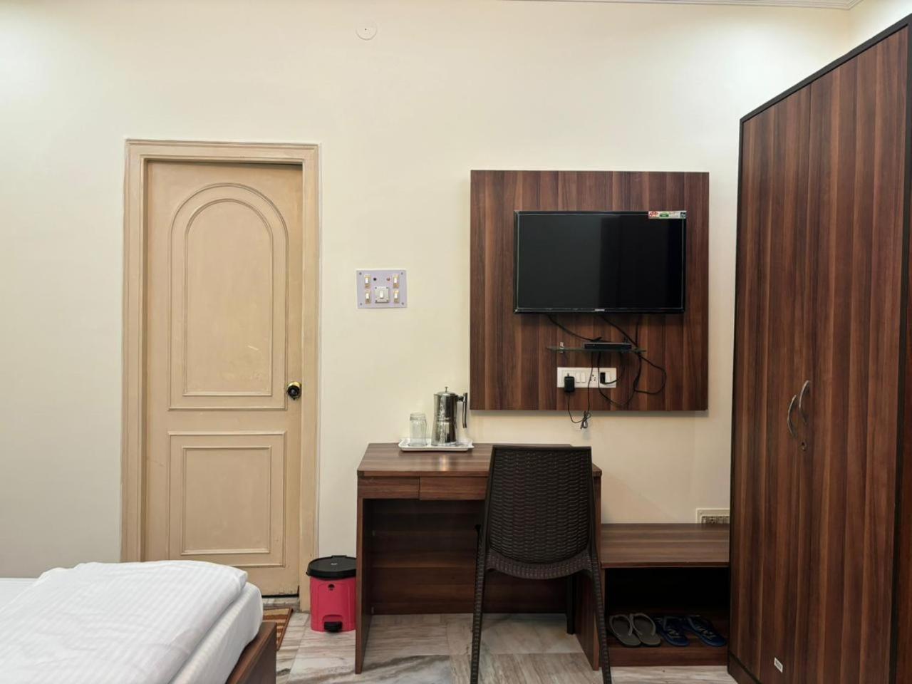 Om Sai Villa Guesthouse Kolkata Bagian luar foto