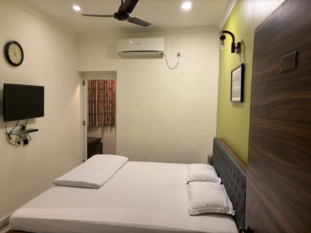 Om Sai Villa Guesthouse Kolkata Bagian luar foto