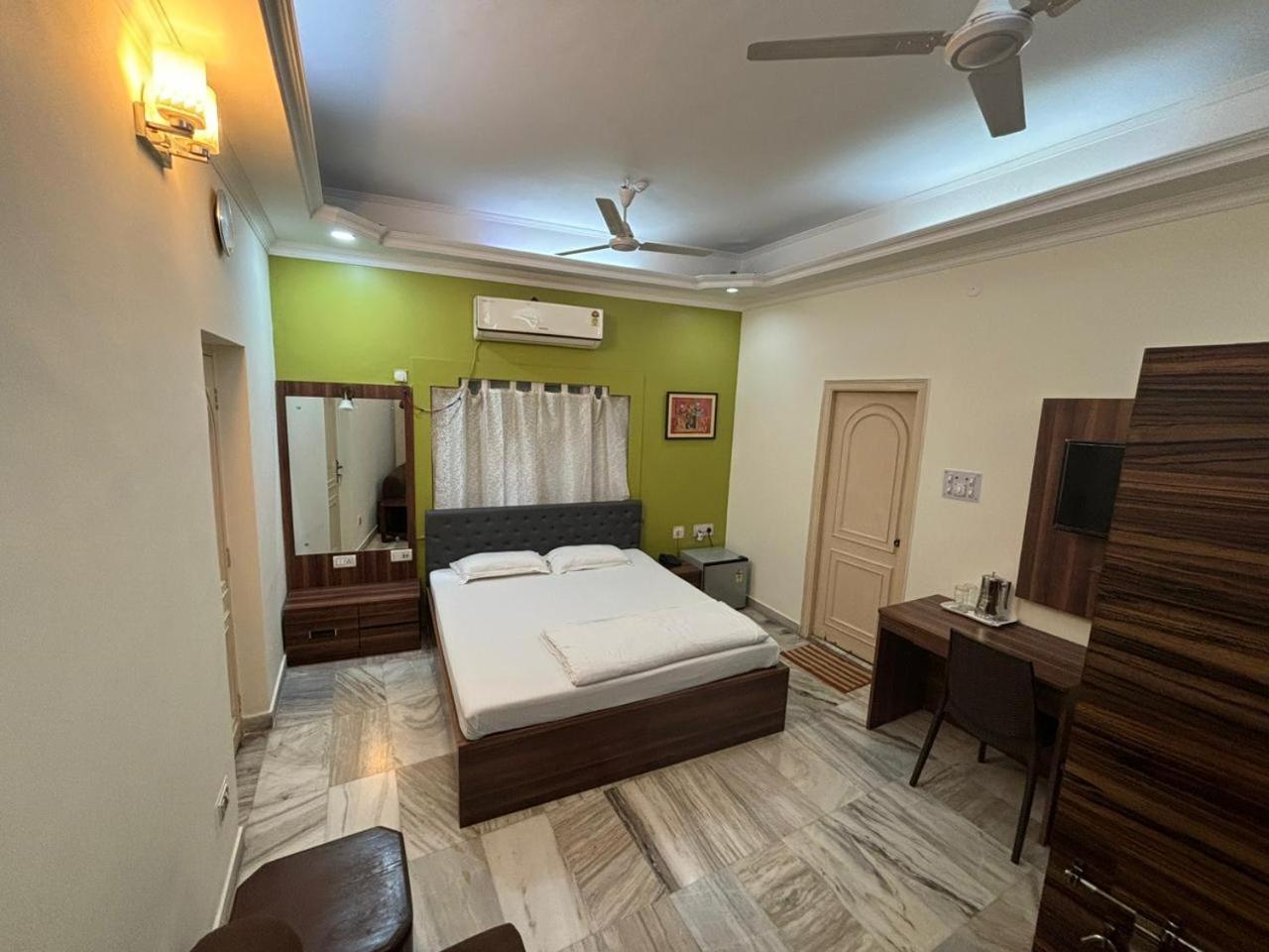 Om Sai Villa Guesthouse Kolkata Bagian luar foto