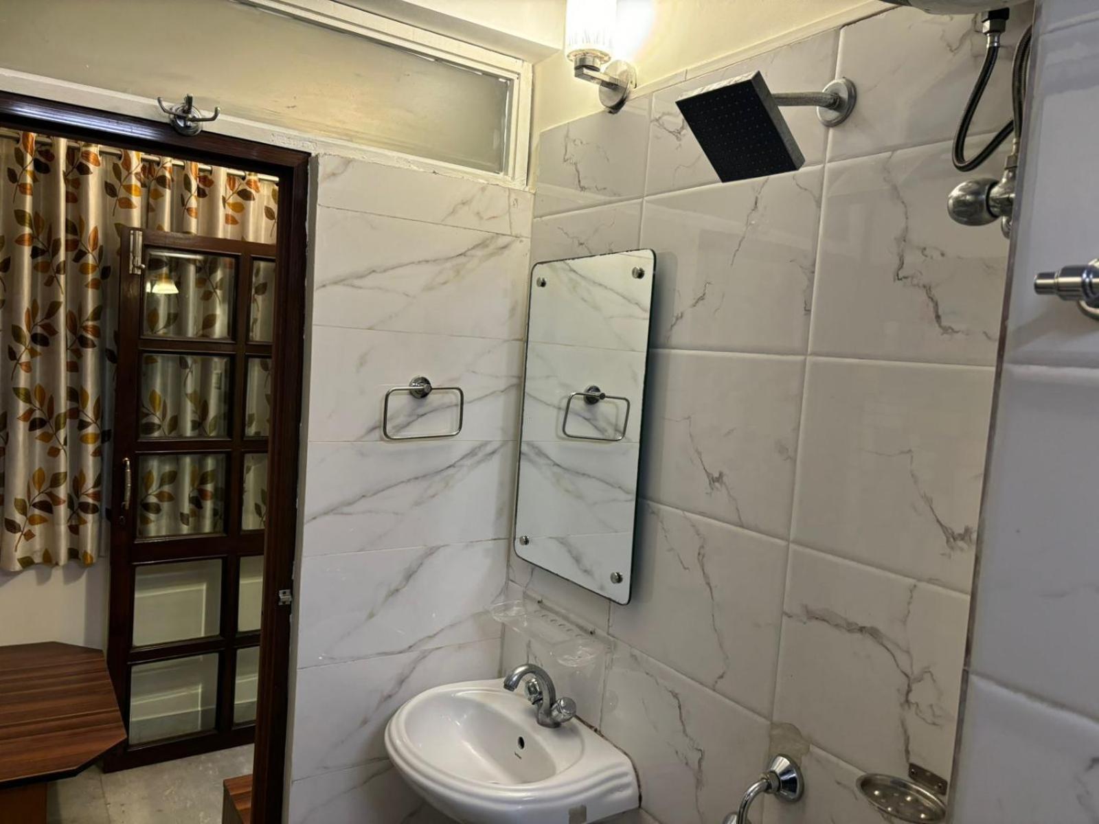 Om Sai Villa Guesthouse Kolkata Bagian luar foto
