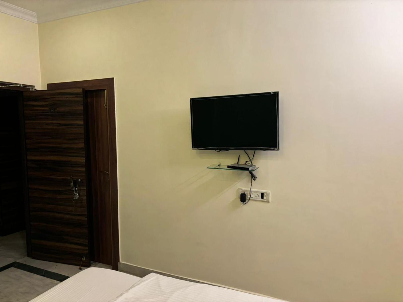 Om Sai Villa Guesthouse Kolkata Bagian luar foto
