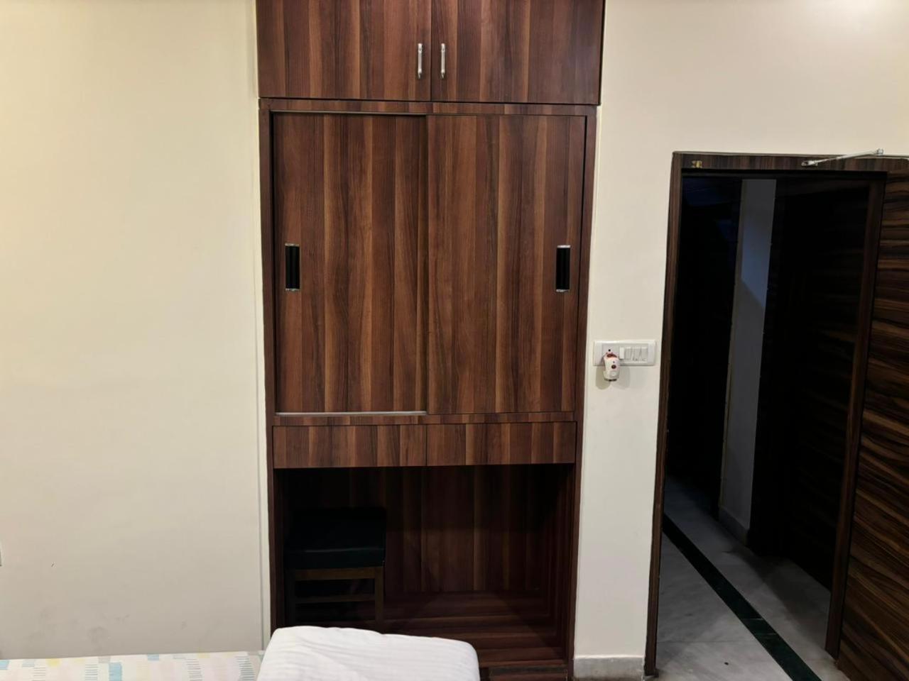 Om Sai Villa Guesthouse Kolkata Bagian luar foto