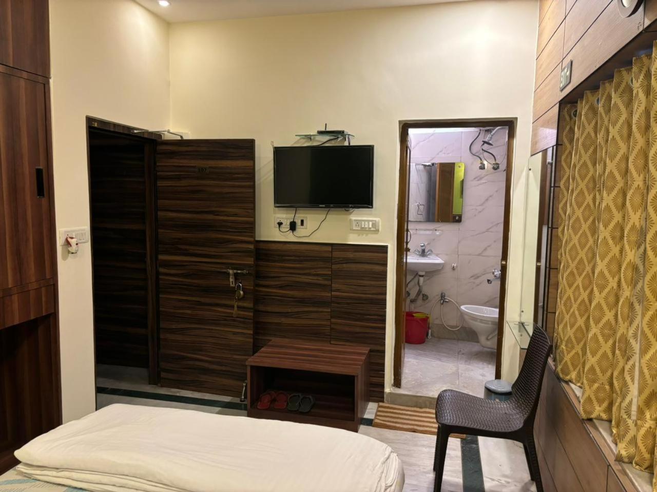 Om Sai Villa Guesthouse Kolkata Bagian luar foto