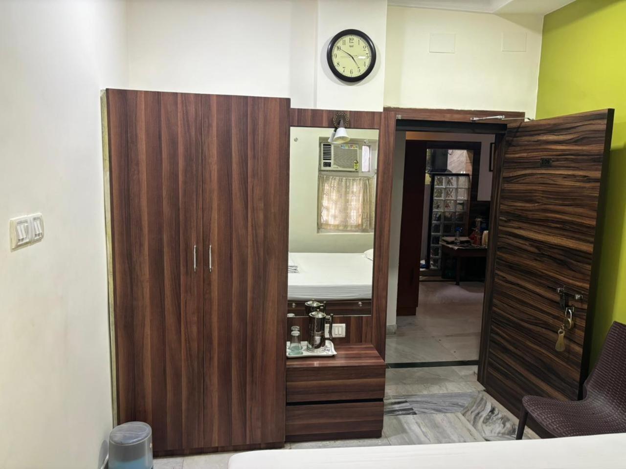 Om Sai Villa Guesthouse Kolkata Bagian luar foto