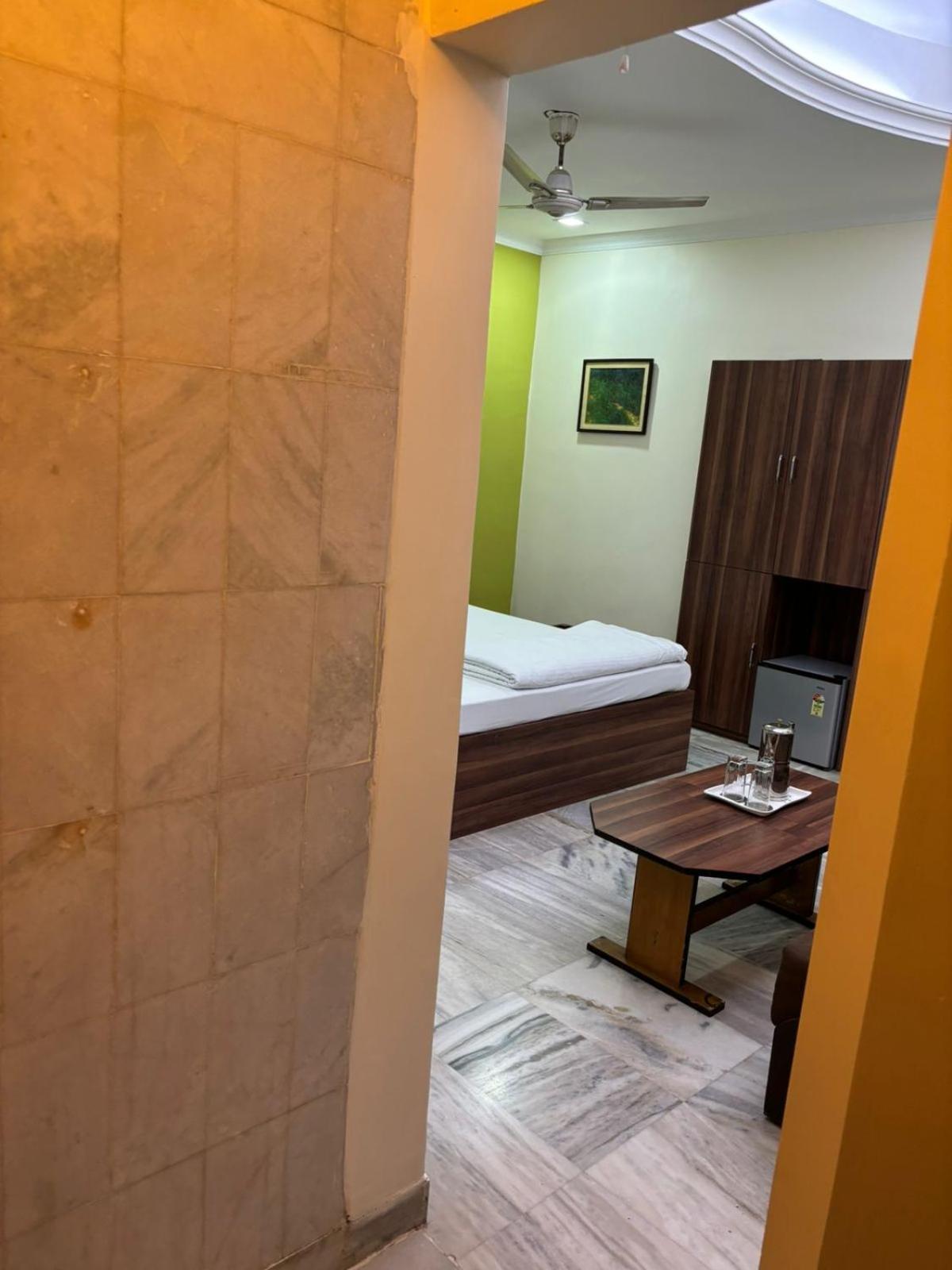 Om Sai Villa Guesthouse Kolkata Bagian luar foto