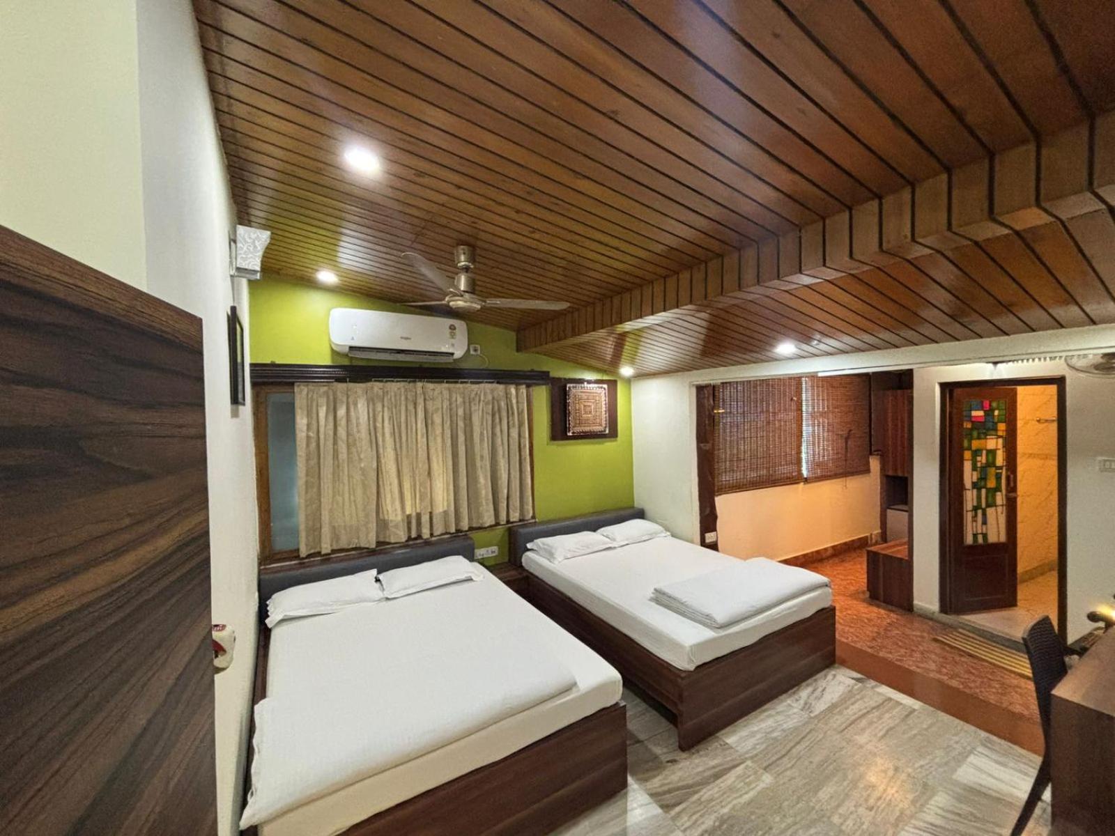 Om Sai Villa Guesthouse Kolkata Bagian luar foto