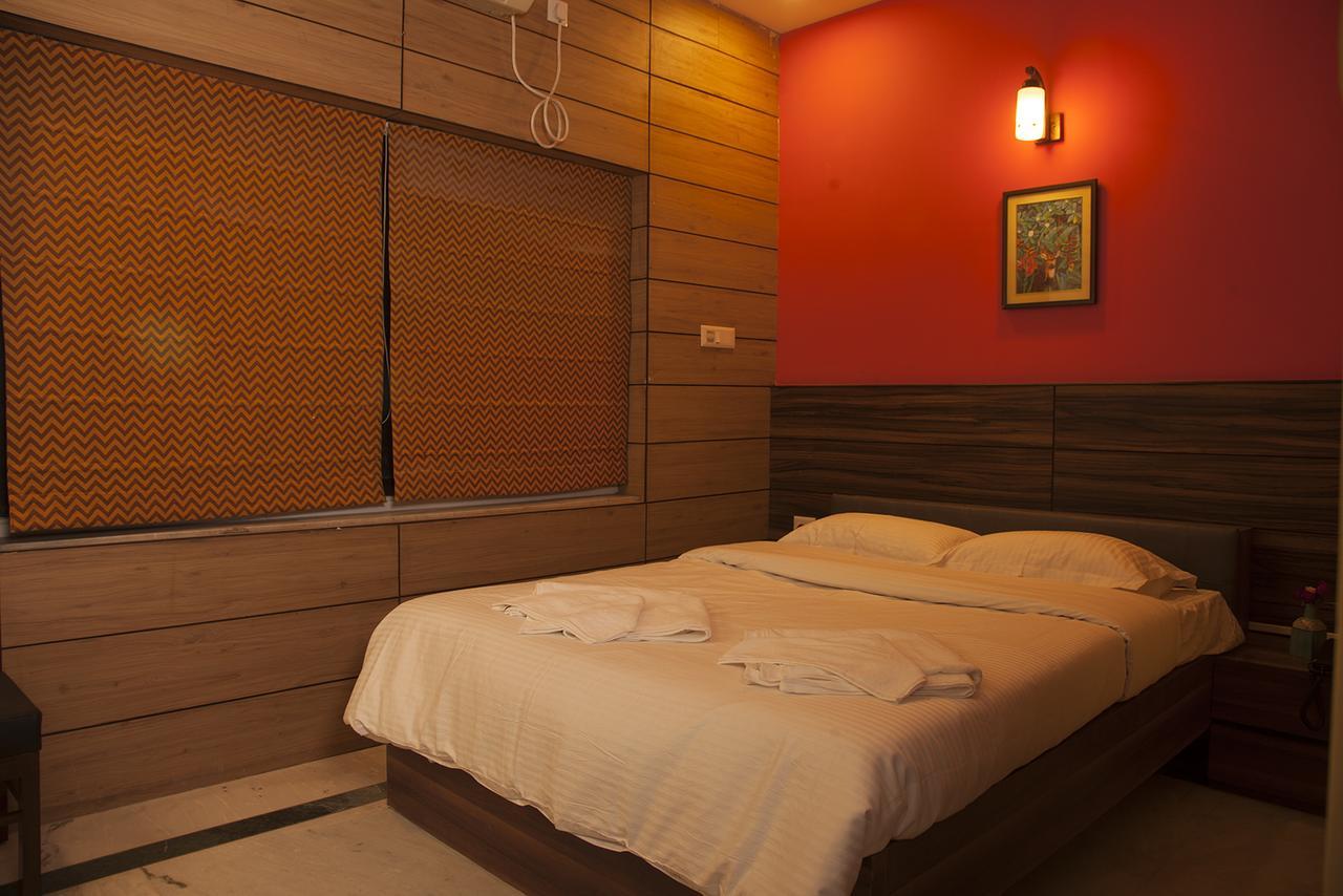 Om Sai Villa Guesthouse Kolkata Bagian luar foto