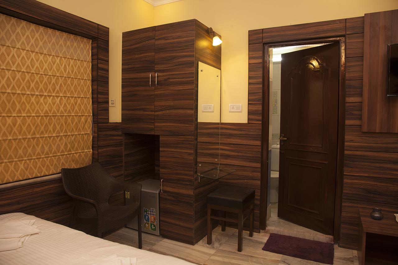 Om Sai Villa Guesthouse Kolkata Bagian luar foto