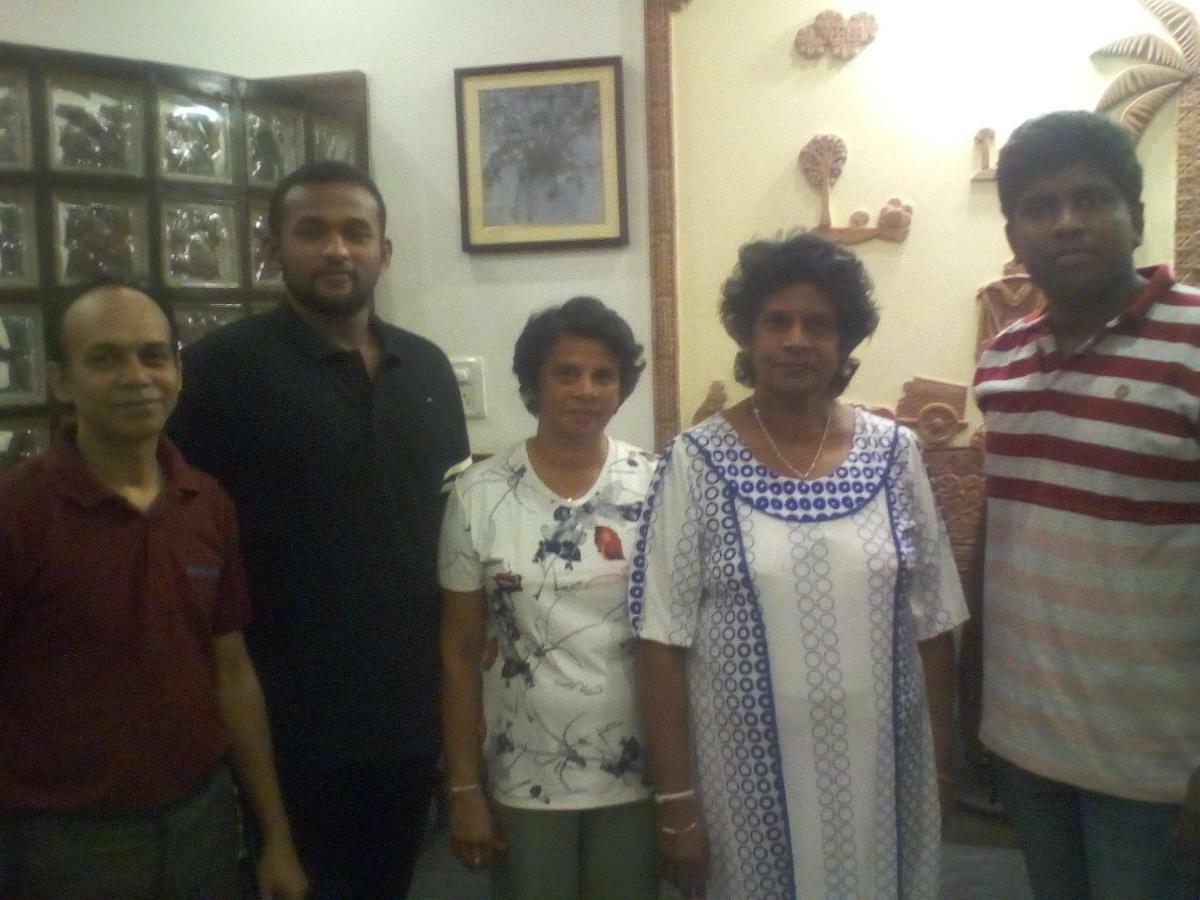 Om Sai Villa Guesthouse Kolkata Bagian luar foto